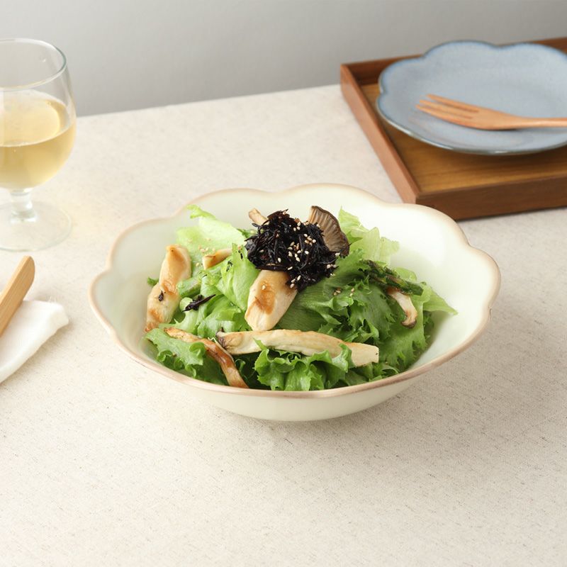 お花の形が華やかに食卓を演出する大鉢。