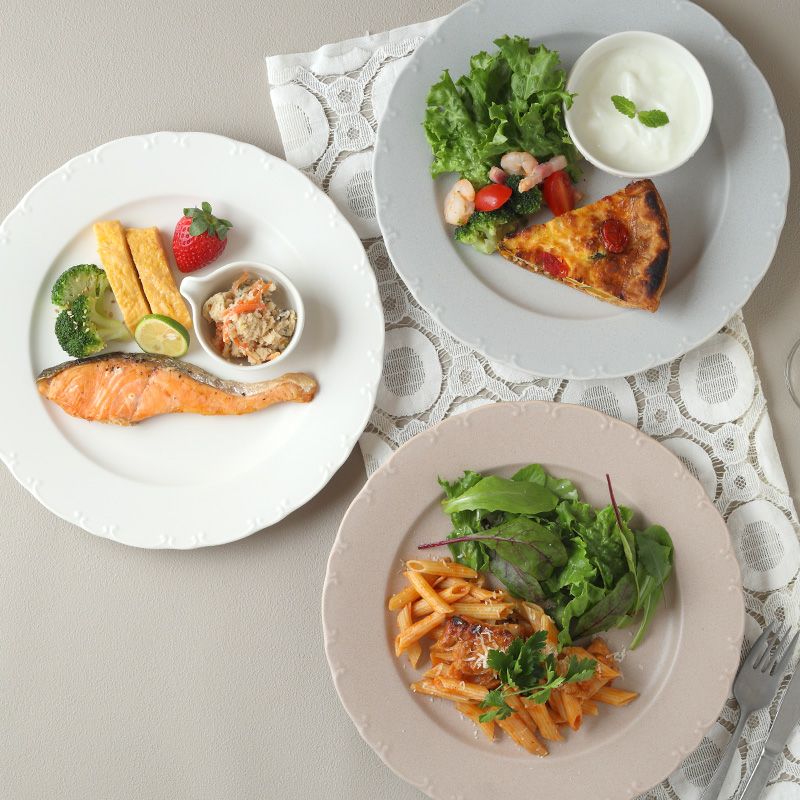 食卓をワンランクアップさせるシンプルなプレート