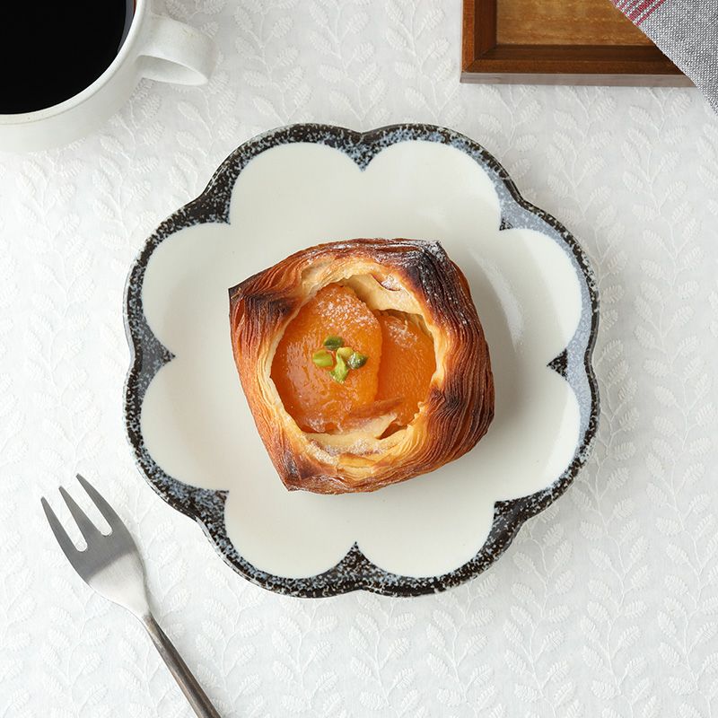 和・洋問わず使える花形の中皿。