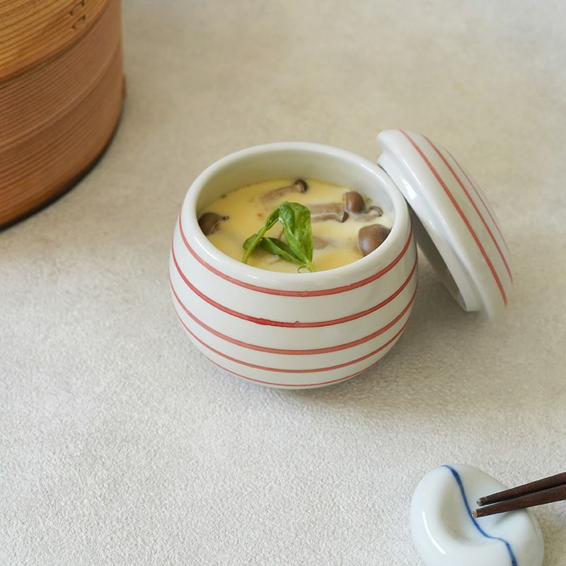 あたたかみのある配色の小ぶりで素朴な蒸し椀