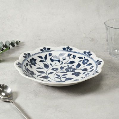 青の花模様が食卓を彩る上品な深皿