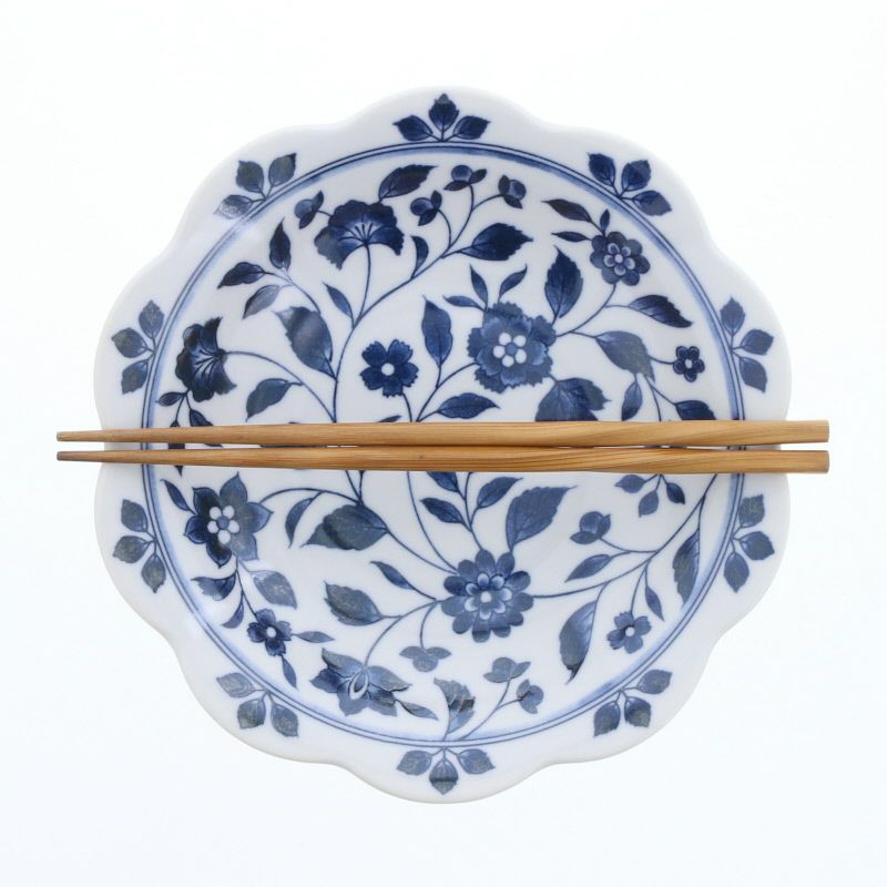 青の花模様が食卓を彩る上品な深皿