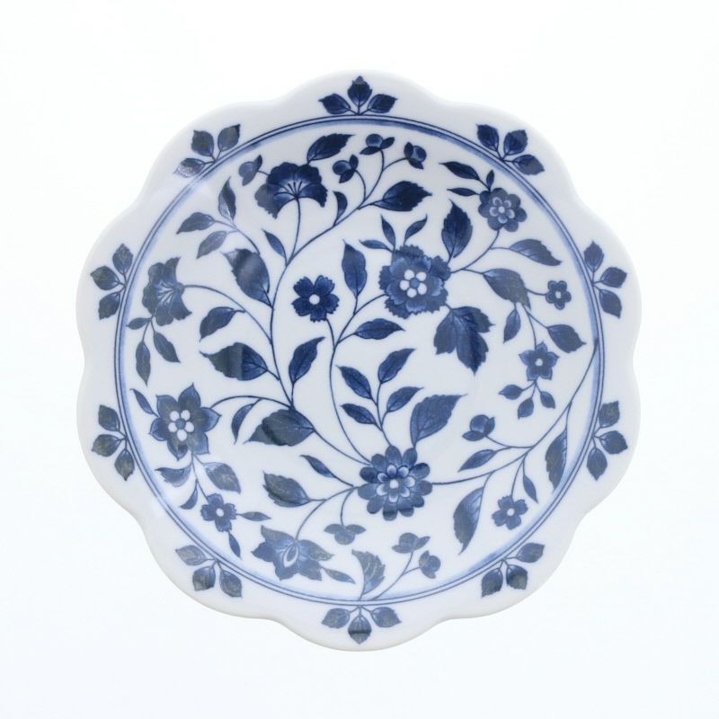 青の花模様が食卓を彩る上品な深皿