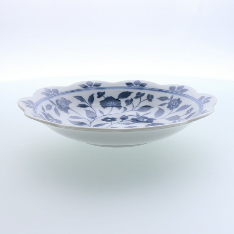 青の花模様が食卓を彩る上品な深皿