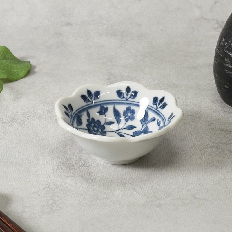 青の花模様が食卓を彩る上品な深皿