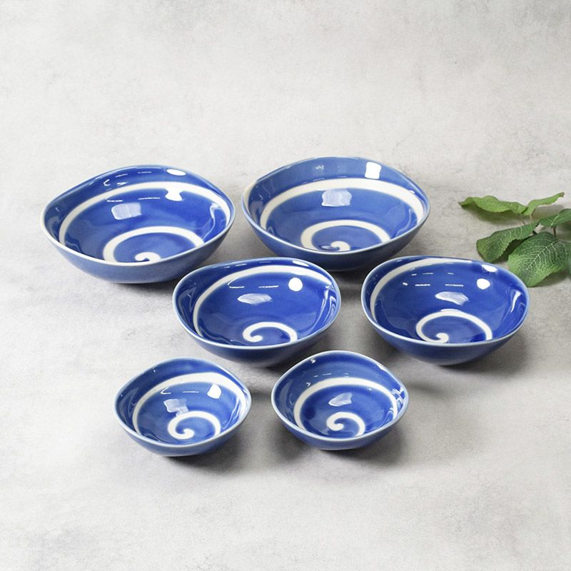 深い青に白が映える、上品な渦模様の変形鉢セット