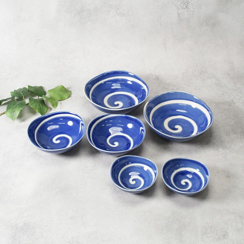 深い青に白が映える、上品な渦模様の変形鉢セット