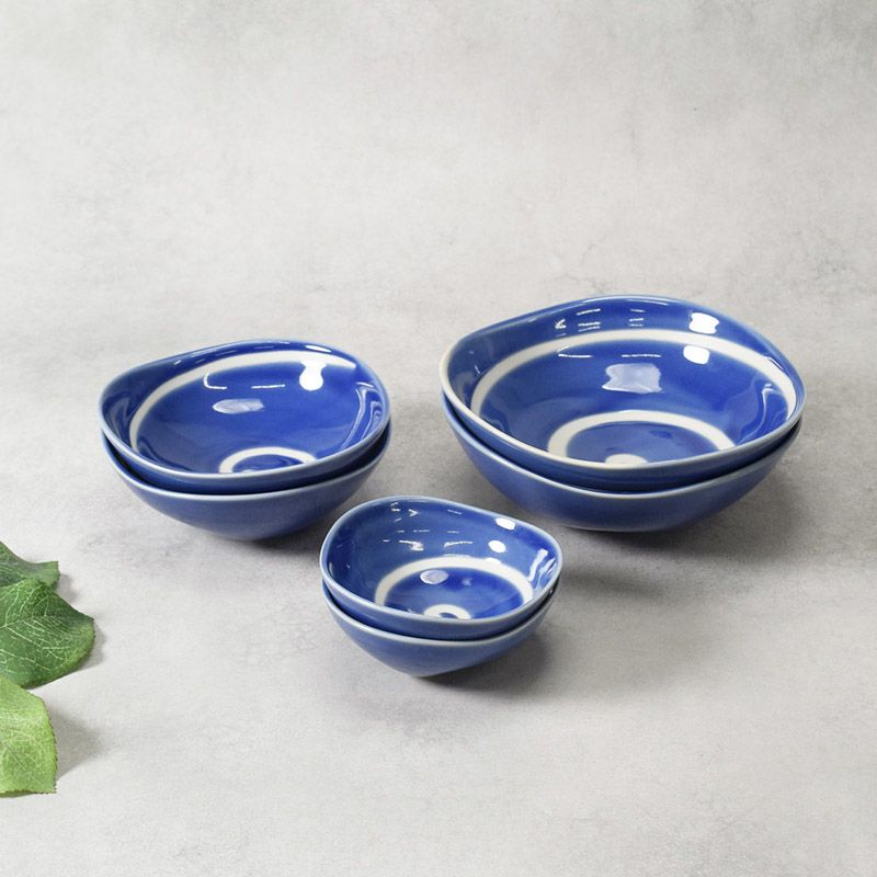 深い青に白が映える、上品な渦模様の変形鉢セット