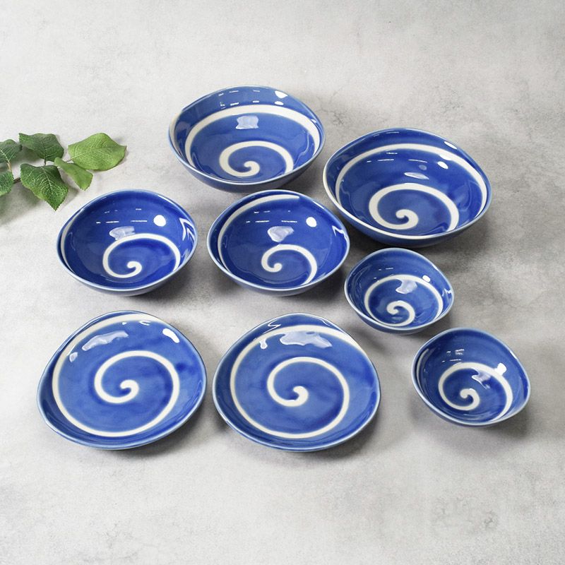 深い青に白が映える、上品な渦模様の食器セット
