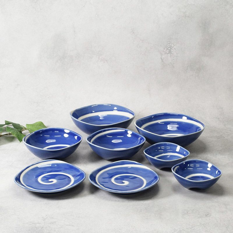 深い青に白が映える、上品な渦模様の食器セット