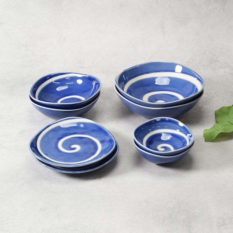 深い青に白が映える、上品な渦模様の食器セット
