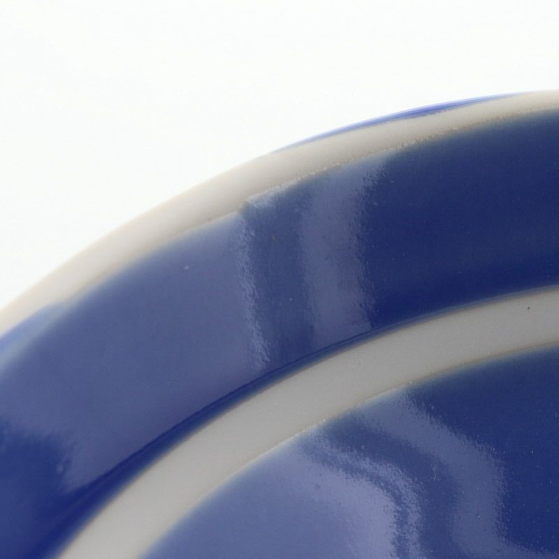 深い青に白が映える、上品な渦模様の食器セット