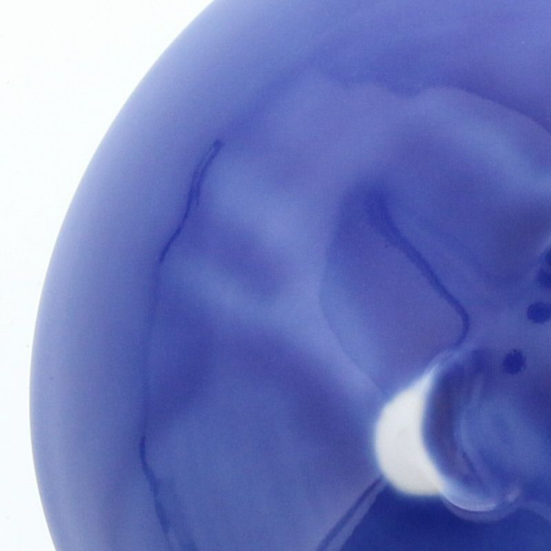 深い青に白が映える、上品な渦模様の食器セット