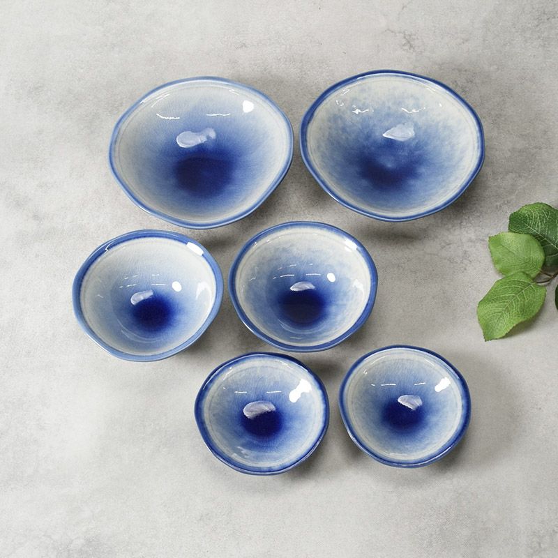 澄んだ水面を思わせる、涼やかな三ツ足鉢セット