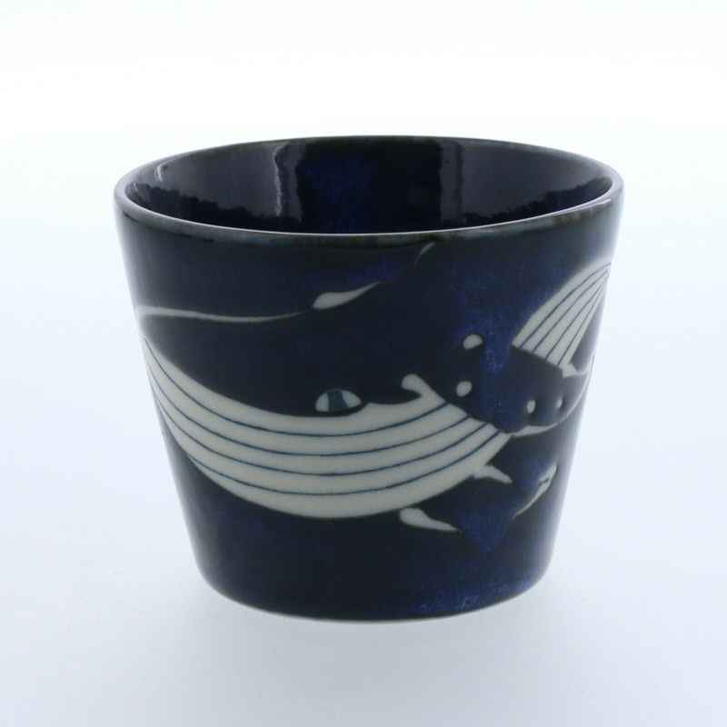 深海のような藍が映える、くじら模様のそば猪口