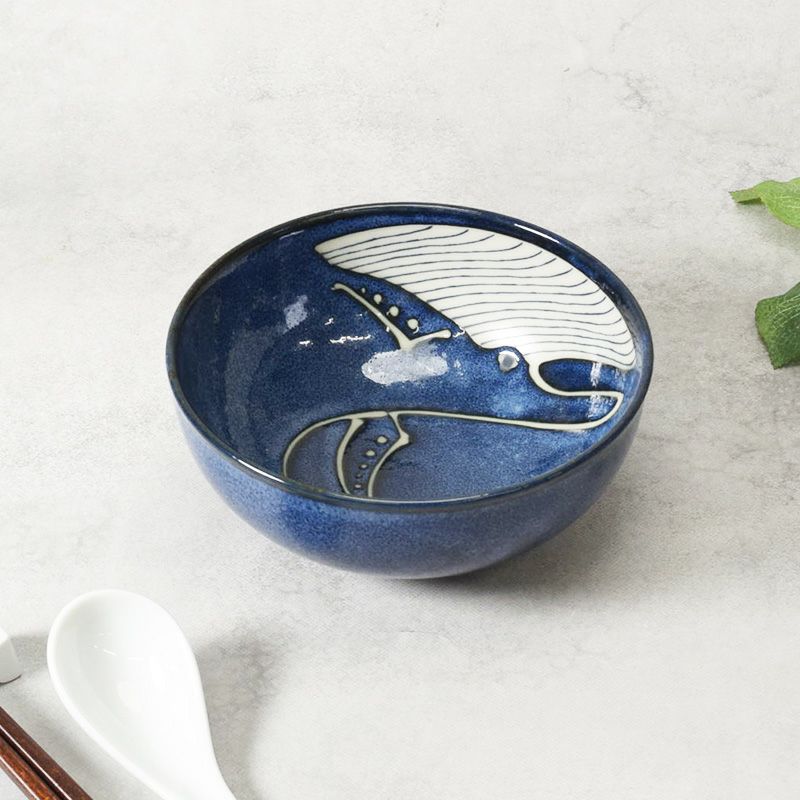 深海のような藍が映える、くじら模様の中鉢