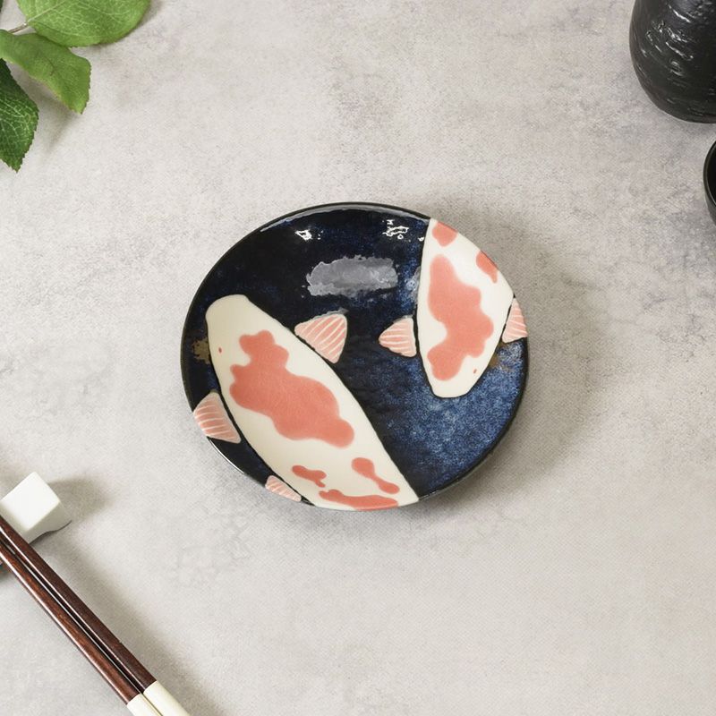 絵柄がそっと映える食卓になじむ一枚。